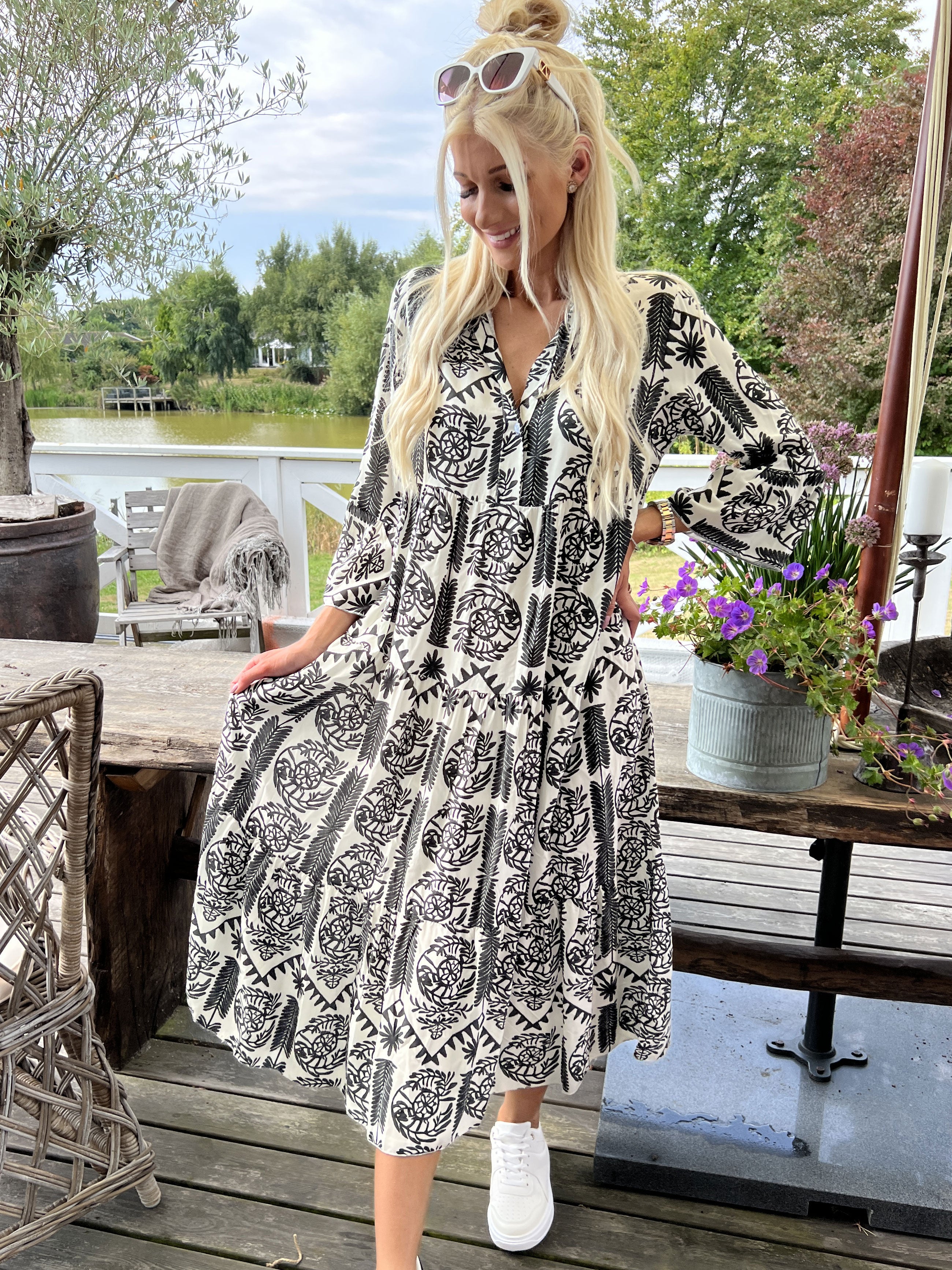 Petra - Lang hvid viscose skjortekjole med farvet mønster